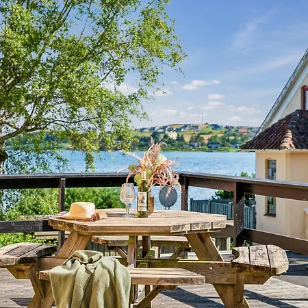 Two-storey Townhouse With Sea View *