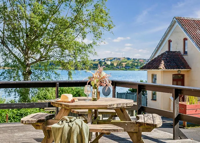 Two-storey Townhouse With Sea View *